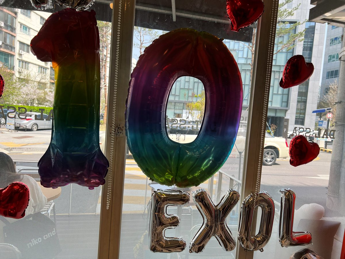 tenderbang's tweet photo. 이 이쁜 카페 덕분에 우리 사랑하는 엑소 10주년 축하했어요 🥳🎉😍🔟
#엑소와_엑소엘의_열번째_봄나들이 
#언제나_우린_너희편_오래도록_함께하자
@L1485_BDAY https://t.co/2EuvmpIOn7