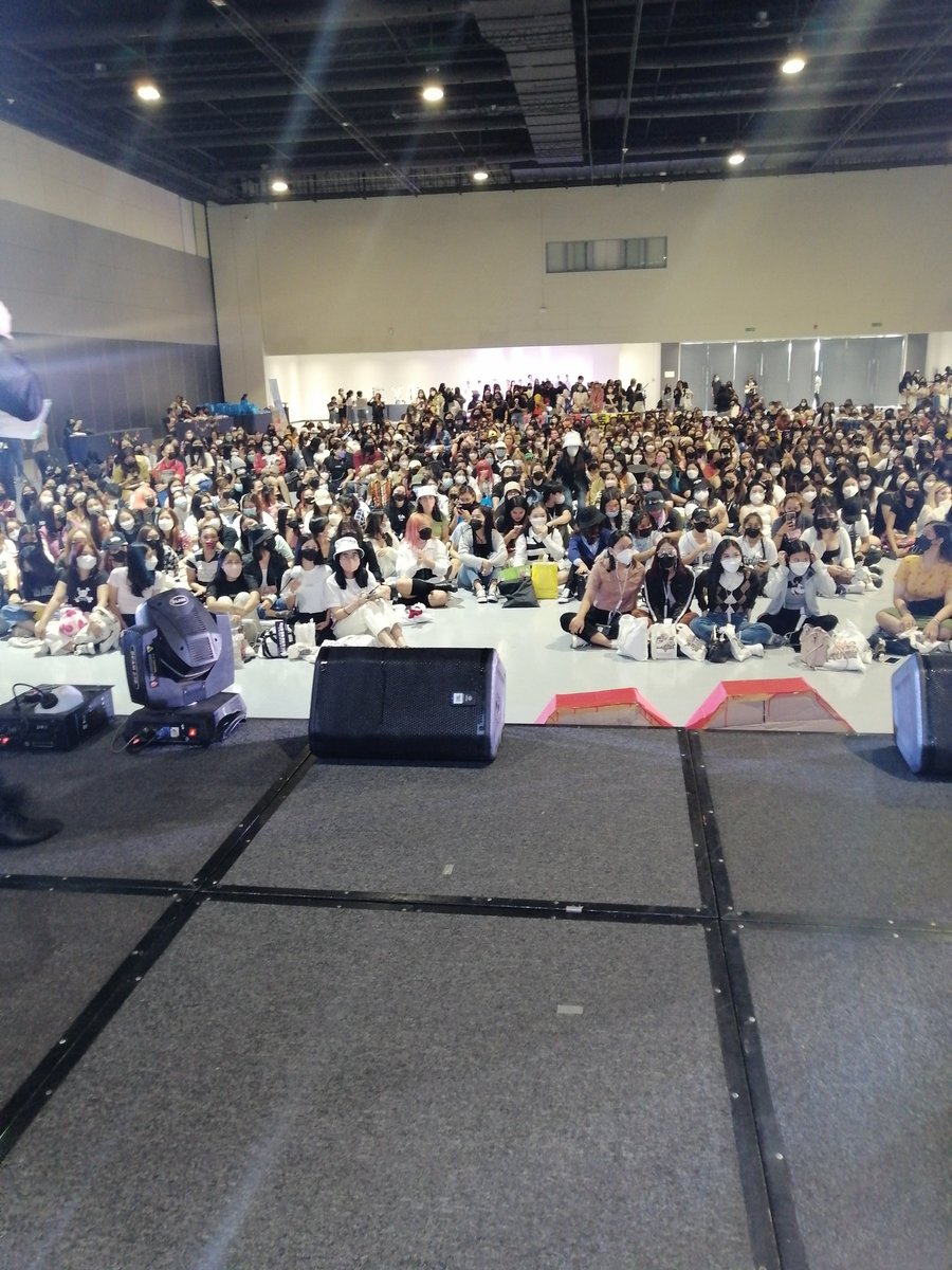Mjaunekies's tweet photo. #EXOIkasampungAnibersaryo
#letsEXpOrethegame
#EXO @weareoneEXO
A picture of the EXO L's from the stage. Thank you @a1lf0rEXO  for the opportunity to be a part of the anniv event for EXO. I enjoyed it a lot. I even won a shirt! #HAPPYEXOL 😊😊😊 https://t.co/wZsWO71cS1