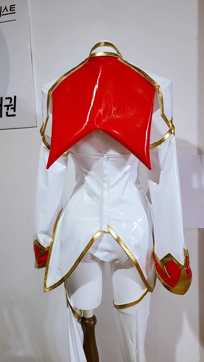 Fitnnes_U's tweet image. 코드기어스 신극장판 부활의루루슈
c.c의상판매합니다.
(판매될지모르겠)

니오샵 카므님 마지막작품입니다.
사이즈는 44에 어깨만넓은데 어좁만아니시면 맞을듯

수트 + 자켓 + 부츠(240) + 가발 + 목티

40인가 50에 맞춘거같은데
기억이잘..

옷 모든부분에 와이어심지다들어가있음.

25만원