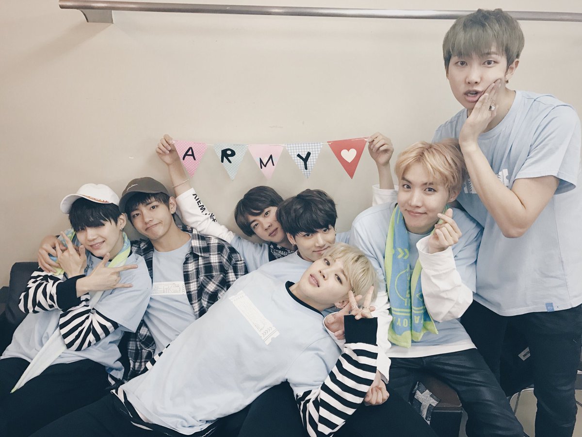 outcastfo's tweet photo. family photo ♡´･ᴗ･`♡ https://t.co/aziJBmOFSP