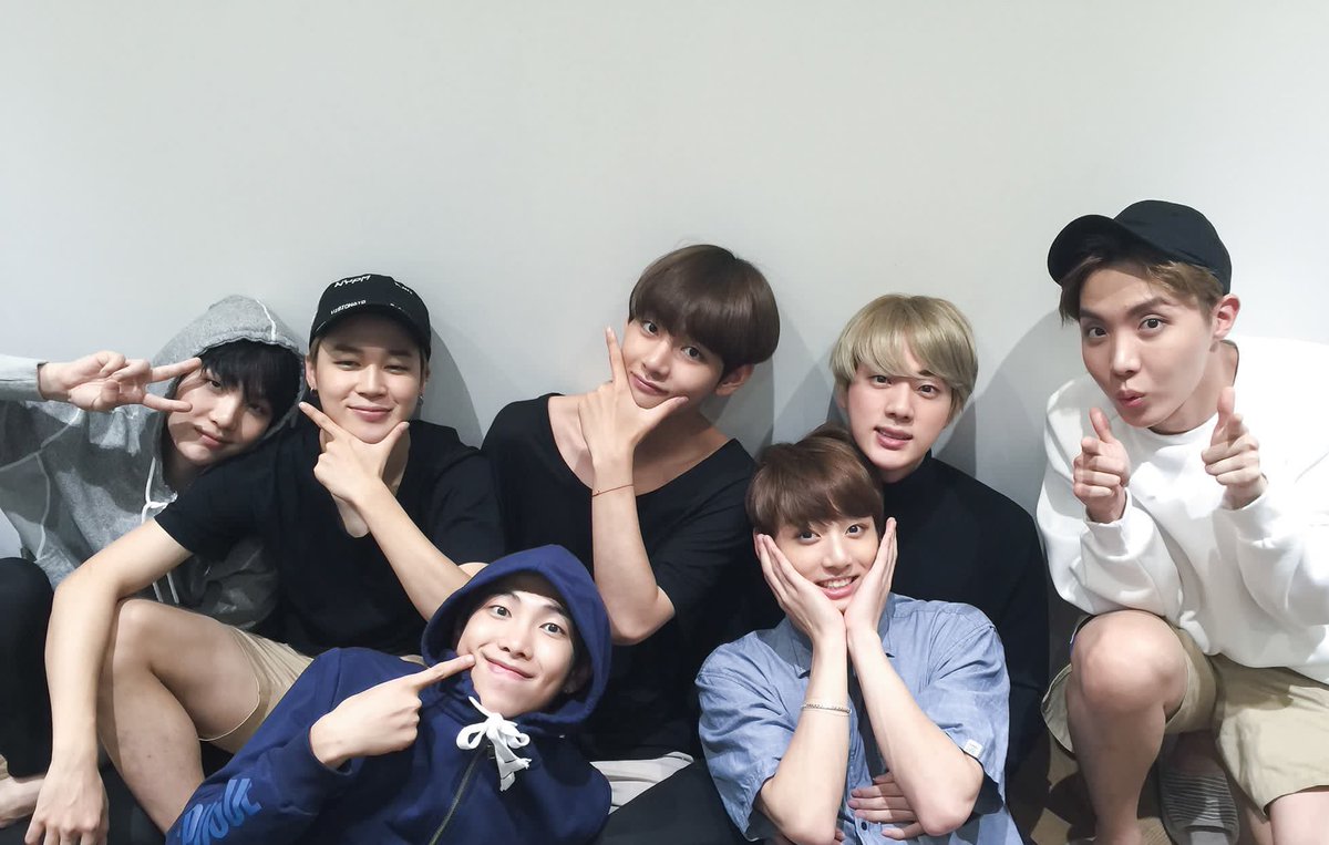 outcastfo's tweet photo. family photo ♡´･ᴗ･`♡ https://t.co/aziJBmOFSP