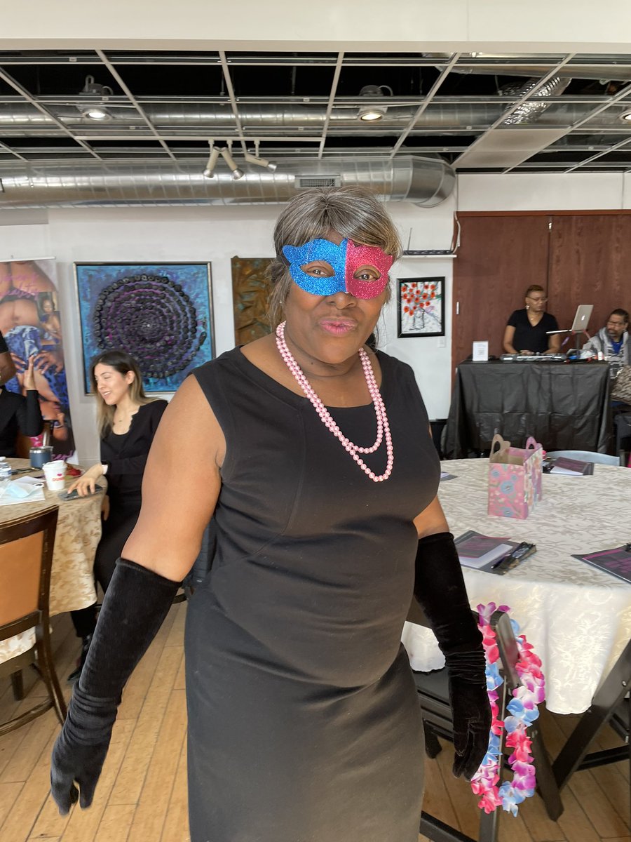 debbyjean's tweet photo. Getting REAL at #SexAfterCancer with bosses @colon_survivor Candace Henley and @GlennGlenngavin Joann Glenn at the @GalleryGuichard representing @UICancerCenter! https://t.co/wo1wnn5u6O