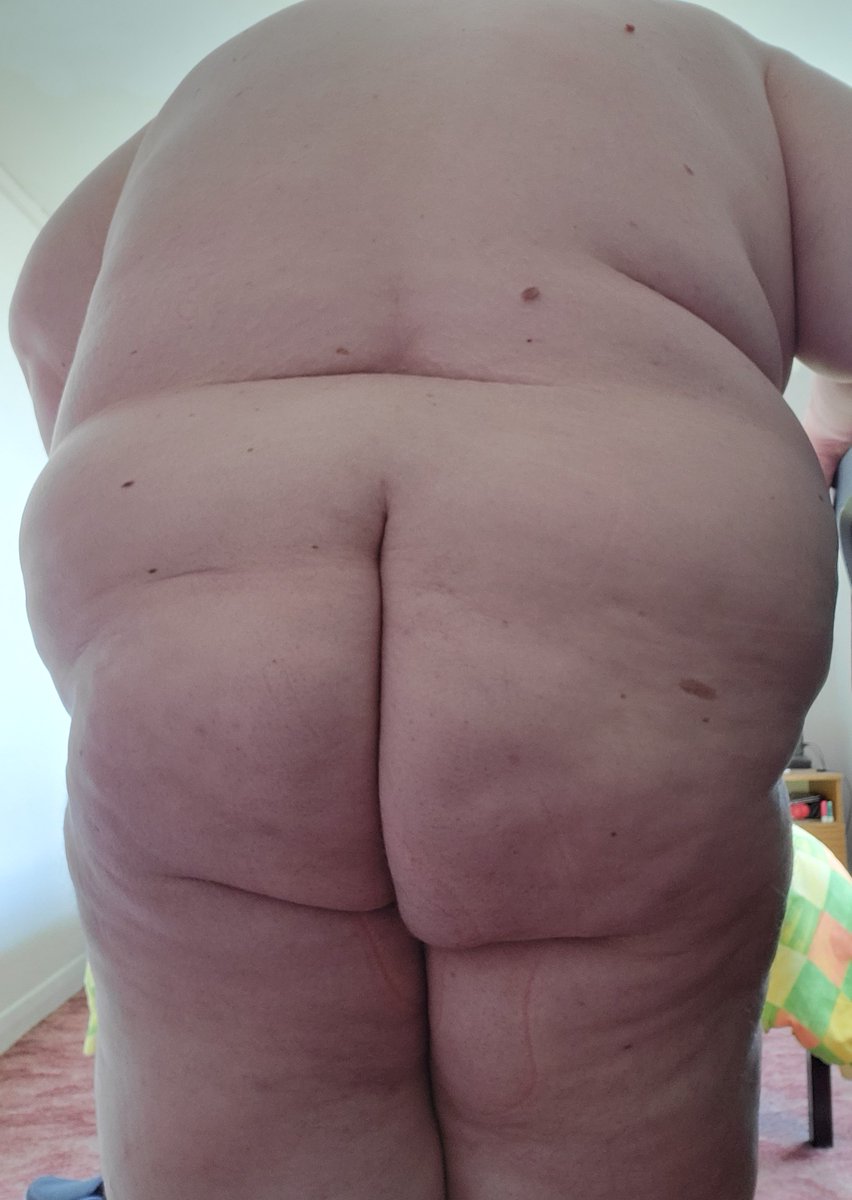 For some reason Twitter says I have nearly 900 followers despite the fact that I hardly ever post anything. Here's some generic pics I just took. Hope you like them! 😂 #gaychub #gaysuperchub