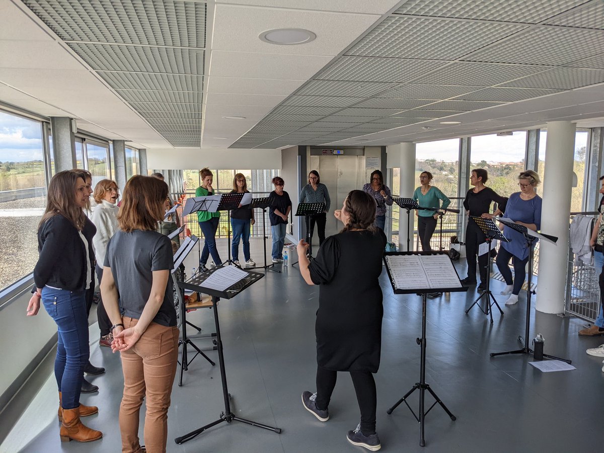 Beedji's tweet photo. Encore un stage Apemu où on partage et on échange sous le signe de la pop vocale. De l'énergie dans les choeurs à venir @apemu https://t.co/3WdNGmYJ2w
