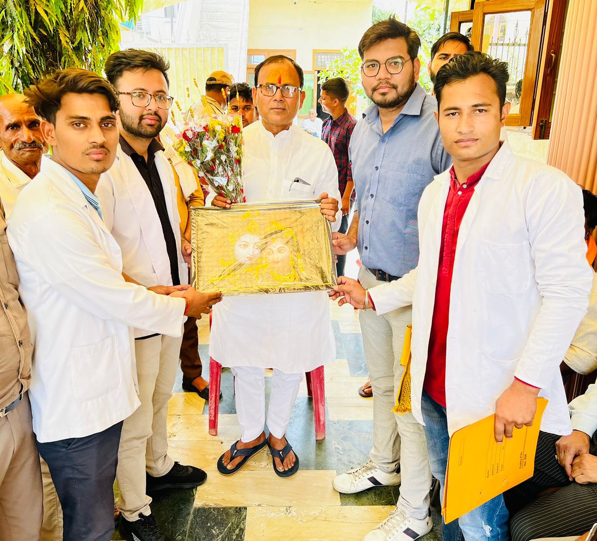 Dr Mahesh Sharma (@dr_maheshs01) on Twitter photo आज गोवर्धन,विधायक माननीय<a href="/MLA_Meghshyam/">Meghshyam Singh (मैं हूँ मोदी जी का परिवार )</a> जी से मुलाक़ात करके UG इर्न्टनशिप भत्ते & PG फ़ेलोशिप की माँगो के बारे में उनको अवगत कराया,उन्होंने जल्द ही पशुपालनमंत्री <a href="/dharampalbjpmla/">Dharampal Singh</a> जी से मुलाक़ात करके हमारी माँगो को पुरा कराने का विश्वास दिलाया।#Duvasu_Vet_Stipend
<a href="/myogiadityanath/">Yogi Adityanath</a> आज गोवर्धन,विधायक माननीय<a href="/MLA_Meghshyam/">Meghshyam Singh (मैं हूँ मोदी जी का परिवार )</a> जी से मुलाक़ात करके UG इर्न्टनशिप भत्ते & PG फ़ेलोशिप की माँगो के बारे में उनको अवगत कराया,उन्होंने जल्द ही पशुपालनमंत्री <a href="/dharampalbjpmla/">Dharampal Singh</a> जी से मुलाक़ात करके हमारी माँगो को पुरा कराने का विश्वास दिलाया।#Duvasu_Vet_Stipend
<a href="/myogiadityanath/">Yogi Adityanath</a>