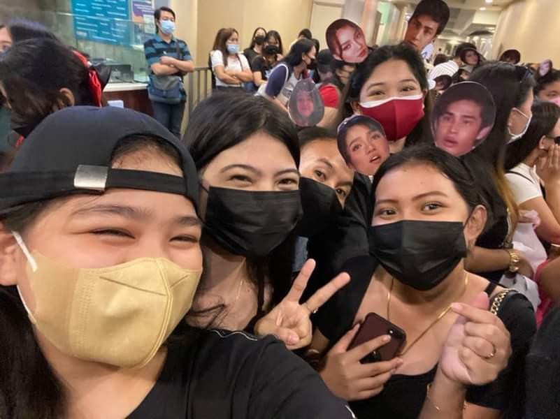 ilysmdb22's tweet photo. Hi to these bubblies piling ko antatagal nanating mag kakasama kahit first meet yan no awkward moments, ung parang magkakakilala na tayong lahat๐ฉโค๏ธ
#DonBelle
#DONBELLEmpire
#VirtualAssemblyDONBELLE
#HesIntoHerSeason2
#DonBelleInTrinoma https://t.co/iYOfAdBqsI