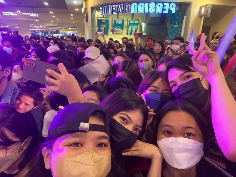 ilysmdb22's tweet photo. Hi to these bubblies piling ko antatagal nanating mag kakasama kahit first meet yan no awkward moments, ung parang magkakakilala na tayong lahat๐ฉโค๏ธ
#DonBelle
#DONBELLEmpire
#VirtualAssemblyDONBELLE
#HesIntoHerSeason2
#DonBelleInTrinoma https://t.co/iYOfAdBqsI