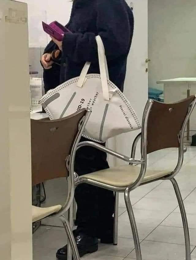 KashungWis's tweet photo. Latest trend in town! Hong Kong ‘s latest ladies bag 😆
.
Interested ladies can dm ✌🏼😉
#maskhandbag #fashionhk #ladieshandbag #greatinnovative #designerbag https://t.co/AdQOmNMWW9