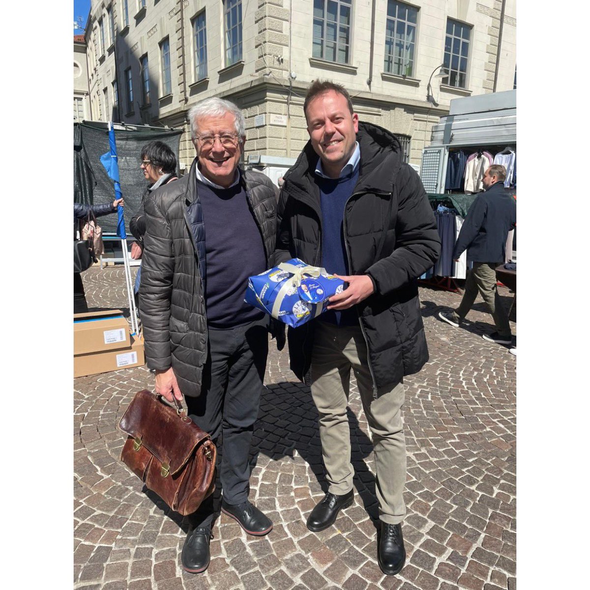 eugenio_zoffili's tweet photo. #tralagente al mercato di #Como con il nostro candidato sindaco Giordano Molteni e la squadra della #LegaComo
Avanti tutta!
#LEGALOMBARDA #SALVINIPREMIER #COMO #LOMBARDIA #COMUNALI2022 https://t.co/zB4L5mleM1