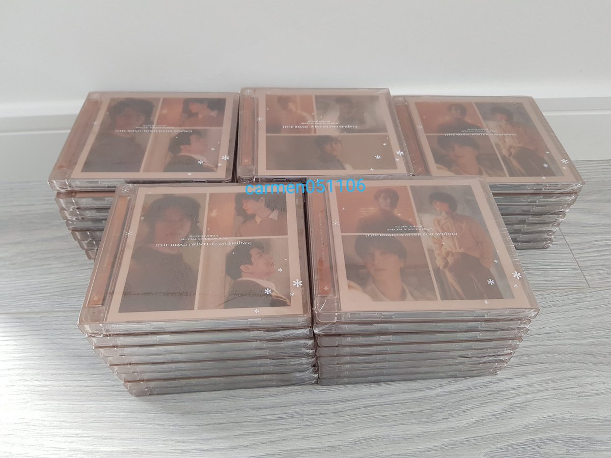 carmen051106's tweet photo. The albums are so pretty!! 😍 album unboxing live in 5mins for those that have joined the photocard sorting! 😊
#carmen051106GOs #슈퍼주니어 #SuperJunior #UKGO #UKELF #UKgrouporder #Callin https://t.co/QsRLTiEswZ