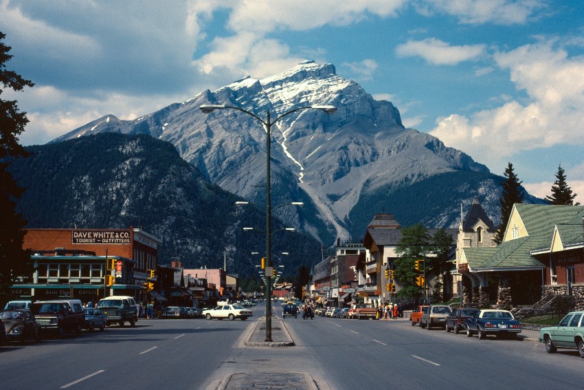 FourSeasonsRV's tweet photo. Banff National Park is Canada’s first national park and the flagship of the nation’s park system.
Rocky Mountain peaks, turquoise glacial lakes, a mountain town, abundant wildlife, and scenic drives come together in @BanffNP 

@ExploreCanada @TravelAlberta  @ParksCanada #RVing https://t.co/qwLX9Mf8Xi