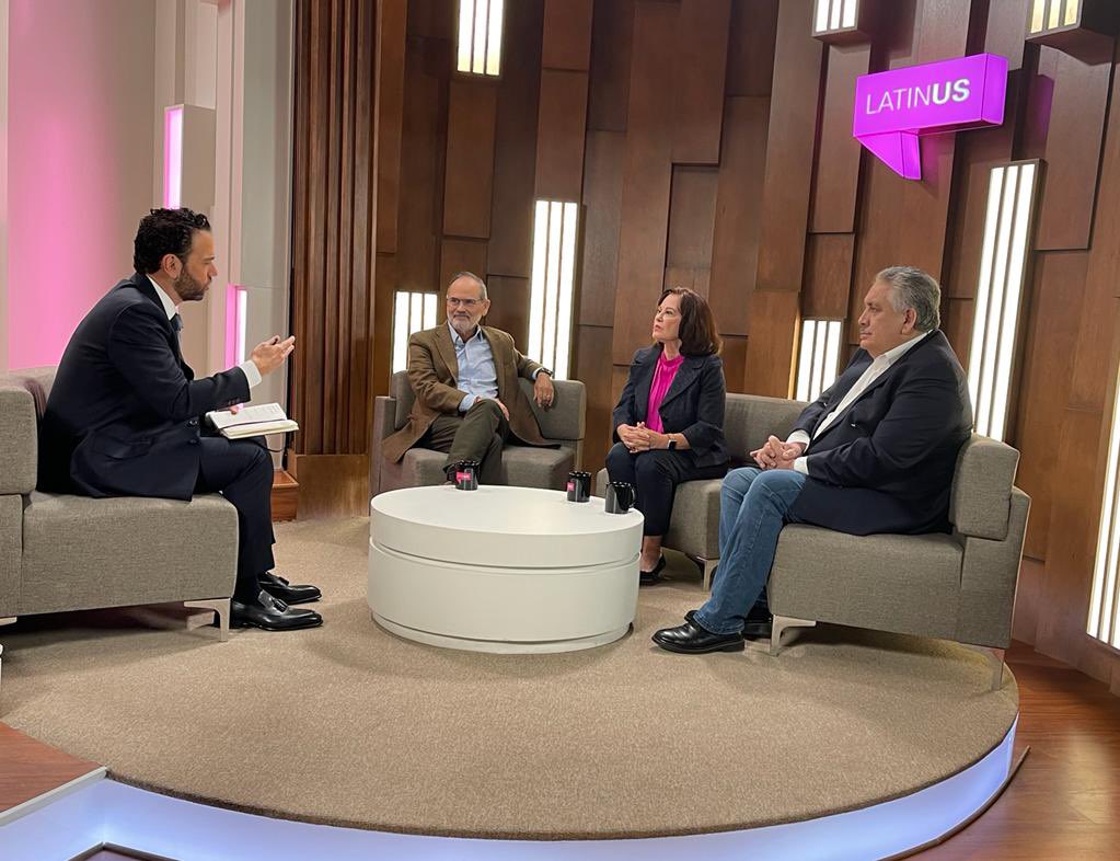 CarlosLoret's tweet photo. Si López Obrador estuviera en la oposición estaría denunciando a López Obrador por fraude electoral y ya se hubiera tomado Reforma. @acostanaranjo, @GustavoMadero y @ceciliasotog en entrevista para #Loret en @latinus_us: https://t.co/y2GoJ6COxt https://t.co/CDAWlhlr3m