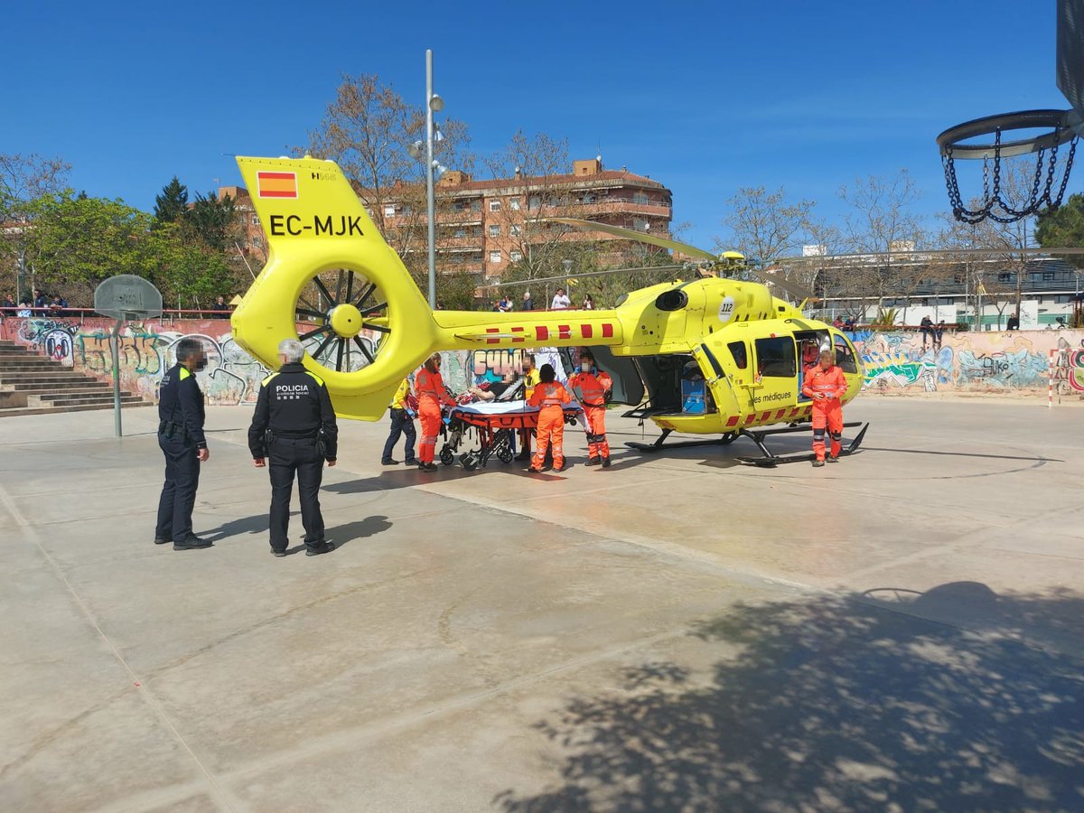 Ahir vam cobrir un servei de trasllat a l'Hospital de Sant Pau d'un home que va patir un infart a la plaça de Catalunya. Van intervenir els professionals del CAP Castellar i helicòpter del SEM