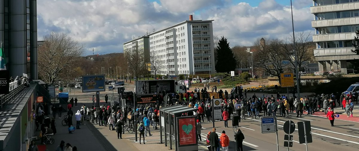 _C_Nazifrei's tweet photo. Den heutigen Tag können "Chemnitz steht auf" & "Freie Sachsen" in #Chemnitz nicht als Erfolg verbuchen. Nur ca. 150-200 Personen sind dem sachsenweiten Aufruf gefolgt. Gegen 16:30 waren nur noch weniger als 100 Teilnehmer*innen da, welche noch durch die Stadt laufen #c0904 https://t.co/ydMxlf6Ph8