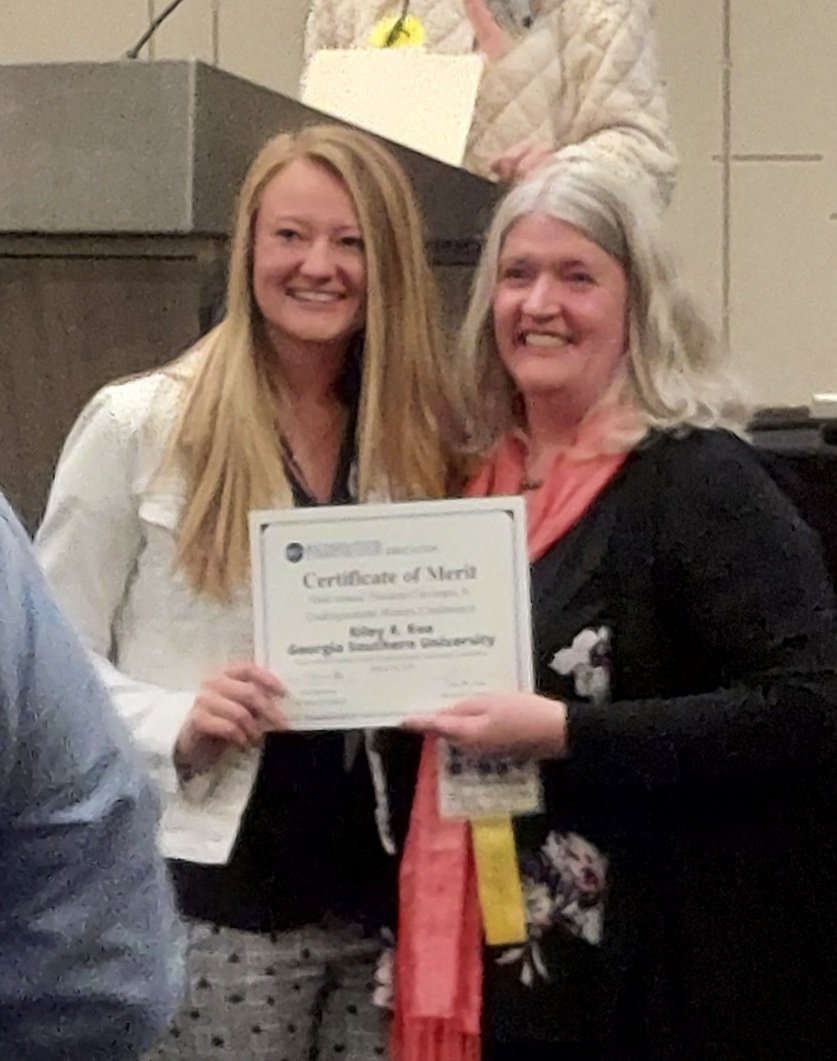 Brooks_1906's tweet image. #CommArtsProud of our EIGHT @GeorgiaSouthern @GASouthCommArts majors presenting research at #SSCA2022 📷 Riley Roe (w/ Ann Burnette, 2VP), John Jennings, @EvelynSpear2, and Delaney Cummings #GATA - Get After Those Accedemics