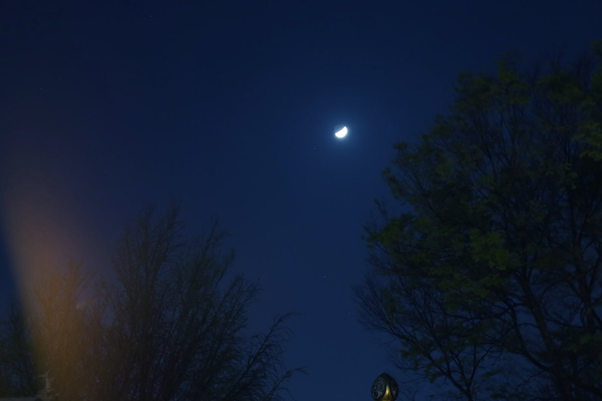 rp_eos's tweet photo. 酔っ払いな帰り道。
目が悪くていつも月はふたつに見えるから、写真をみると新鮮なんだ。
カメラを通して、違う世界をみてるみたい。
（ただ、視力悪いだけだけど、こういうカメラの楽しみかたもあるよね🙈）
#カメラ好きな人と繋がりたい
#月 https://t.co/USQfcRz0Av