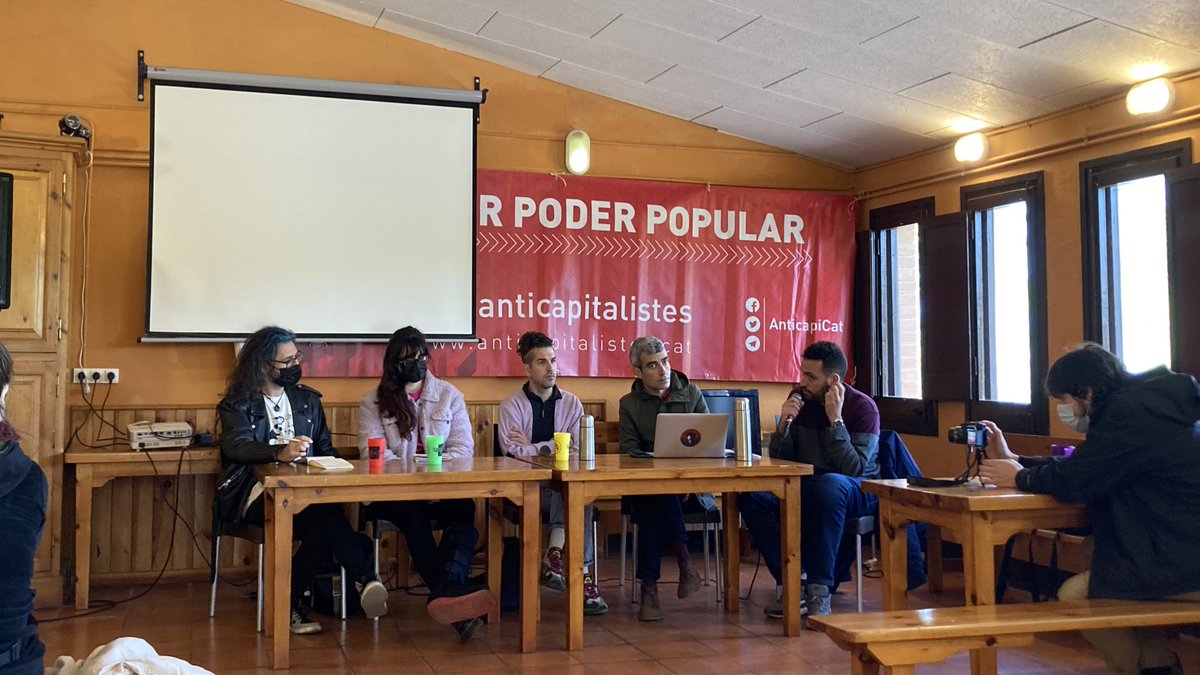 Arrenquem la taula rodona Classe i cultura avui a l’#EscolaAnticapi10 amb 

<a href="/KultCoop/">Cooperativa Kult</a> 
#ProyectoUna i 
<a href="/en_pere/">Pere Duran</a> d’<a href="/anticapiCat/">Anticapitalistes</a>