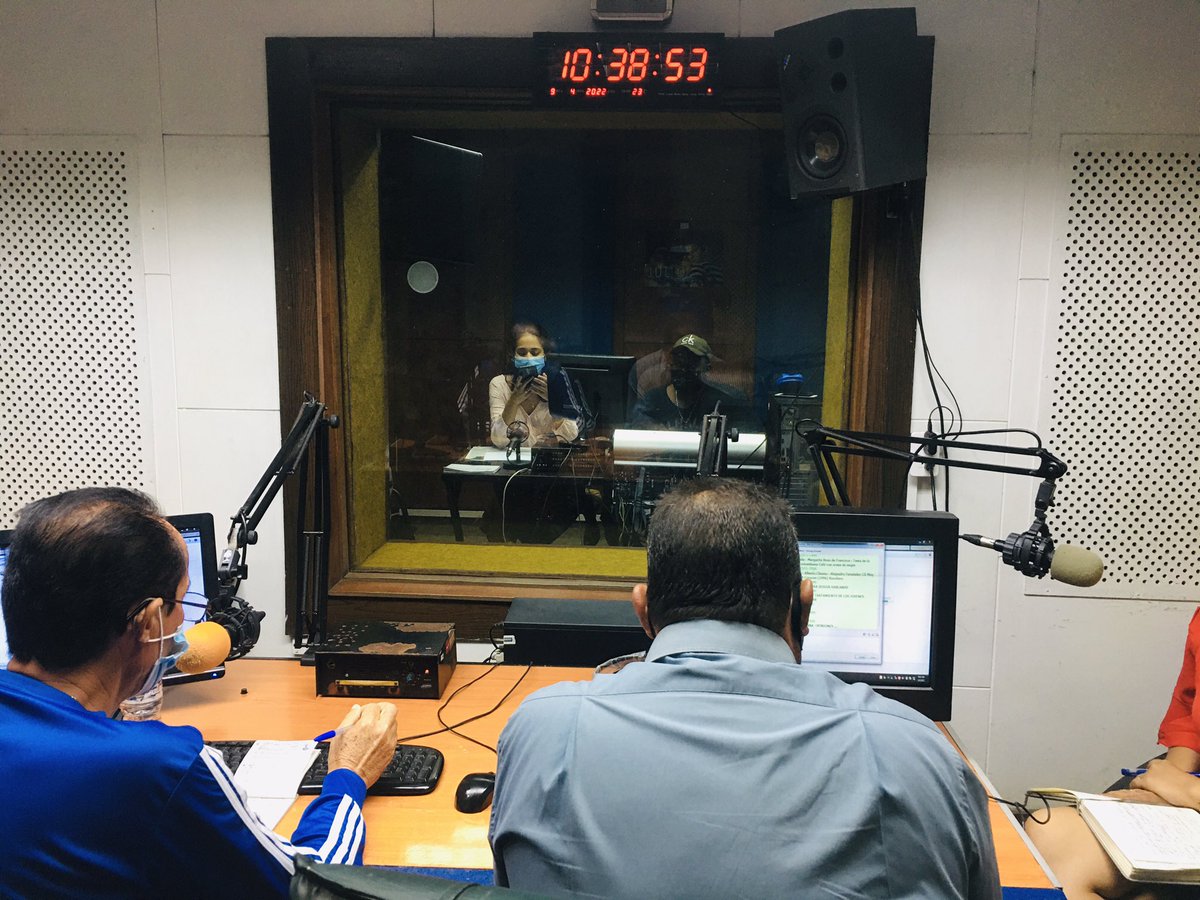 Desde muy temprano en la radio para informar a la población sobre la situación del abasto en el municipio San Antonio de los Baños.