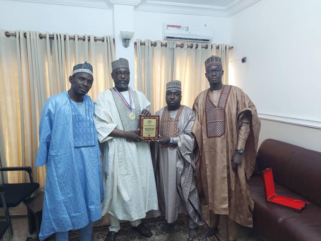 voiceofniger's tweet photo. Governor Abubakar Sani Bello of Niger State, has been honoured as the best Governor of the Year by the Coalition of Northern Youth Hausa Musicians.

@mkmailng @NigerBreed @Abdullahi_wolf @NSpeakout @AysherMahmud1 @MP_Muye @chiefpressngs https://t.co/lakmkofvj9