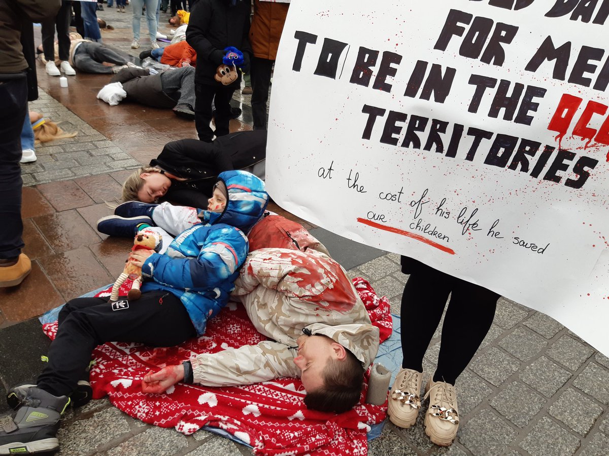 BzdzikotT's tweet photo. Protest obywateli Ukrainy na Rynku Głównym w @krakow_pl przeciwko ludobójstwu w Ukraine. Apel o pomoc w jego zatrzymaniu. "Jak można mówić, że musicie handlować z Rosją? Nasza krew gorsza? Przecież widzicie,że też czerwona. Takich historii jak w Buczy jest więcej" @RadioKrakow https://t.co/8wBSQcmRMd