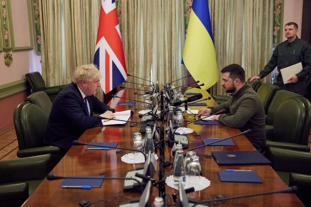 mrsahuquillo's tweet photo. El primer ministro británico, Boris Johnson, viaja por sorpresa a Kyiv para reunirse con Zelenski, un día después de Von der Leyen y Borrell.
#Ukraine

📷 Telegram Zelenski https://t.co/HQLoYtDghp