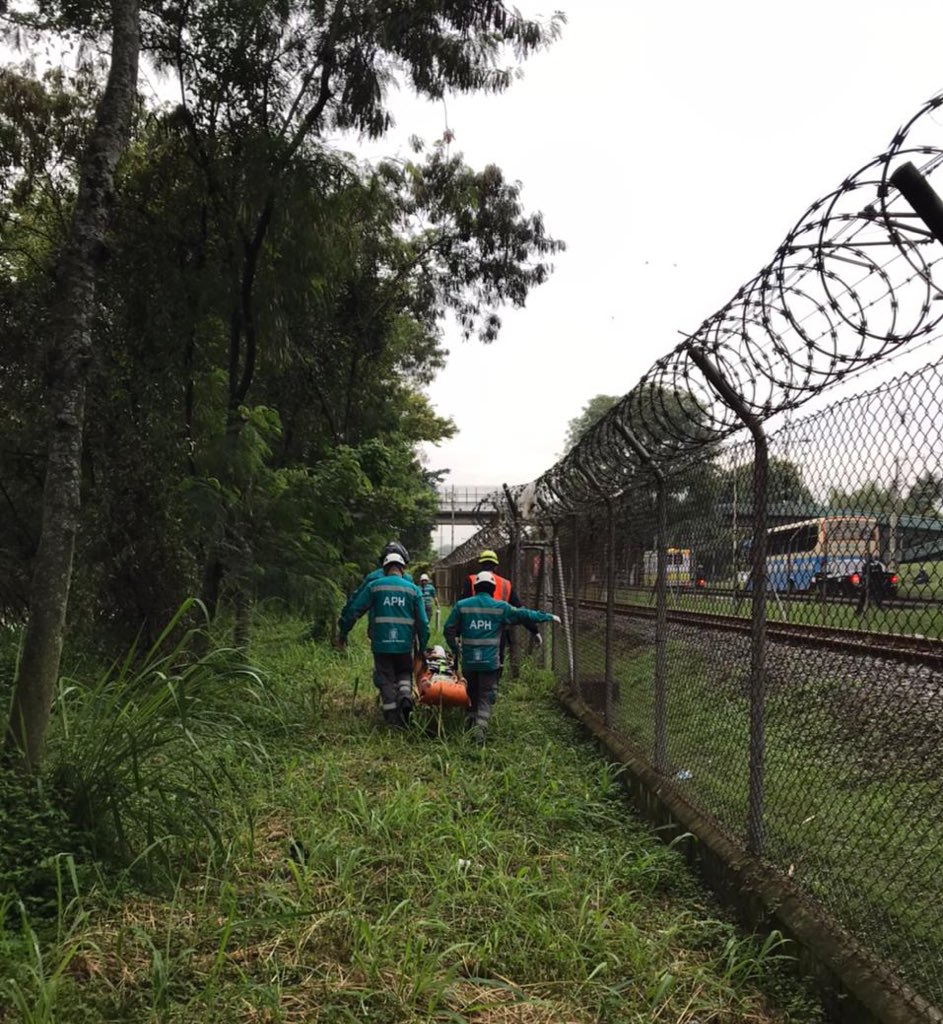 AndreeUribeM's tweet photo. Un minuto hace la diferencia cuando de salvar vidas se trata. La rápida respuesta de nuestros #APH123 🚑 🚨permitió el rescate de un motociclista que cayó desde el puente de Barranquilla hacia las vías del ferrocarril, y su traslado al @HPTU.
Verdaderos héroes nuestros APH💙 https://t.co/p3TTel1dYK