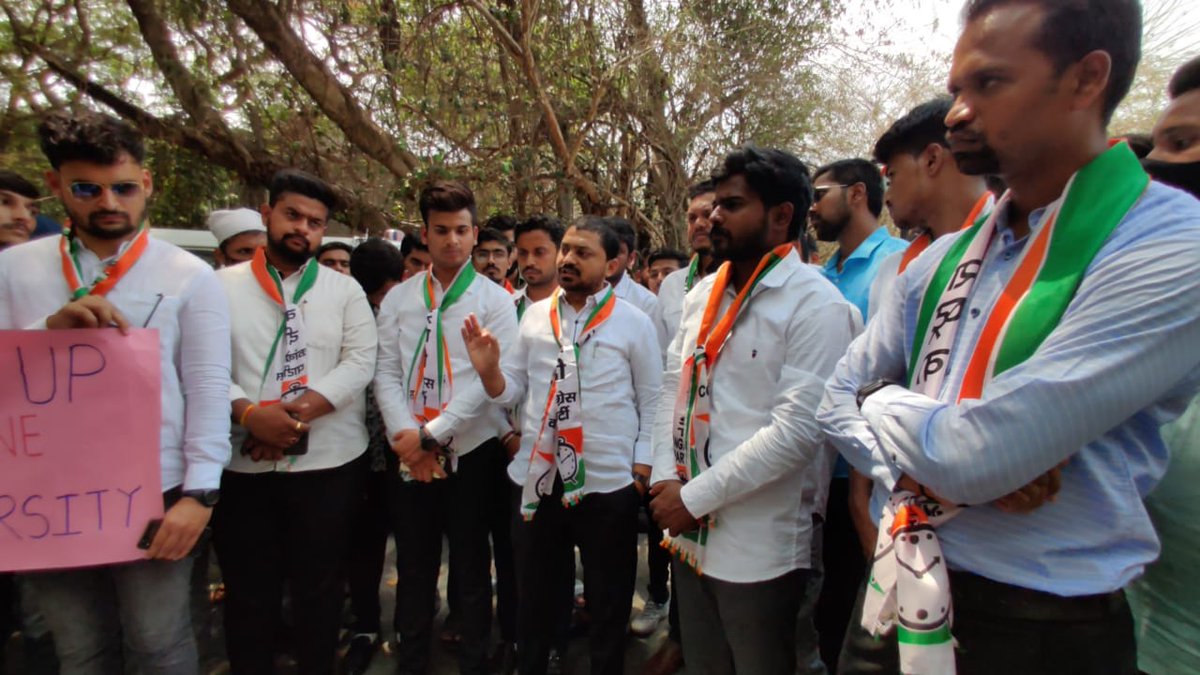 SunilGavhaneNcp's tweet photo. आज राष्ट्रवादी विद्यार्थी काँग्रेसचे पुणे विद्यापीठ अध्यक्ष ओंकार बेनके यांच्या माध्यमातून पुणे विद्यापीठाशी संलग्न असणाऱ्या विद्यार्थ्यांच्या विविध प्रश्नांसंदर्भात विद्यापीठात आंदोलन करण्यात आले. शेवटच्या वर्षांत असणाऱ्या विद्यार्थ्यांच्या परीक्षा online घेण्यात याव्यात https://t.co/GlVQGGkaGE