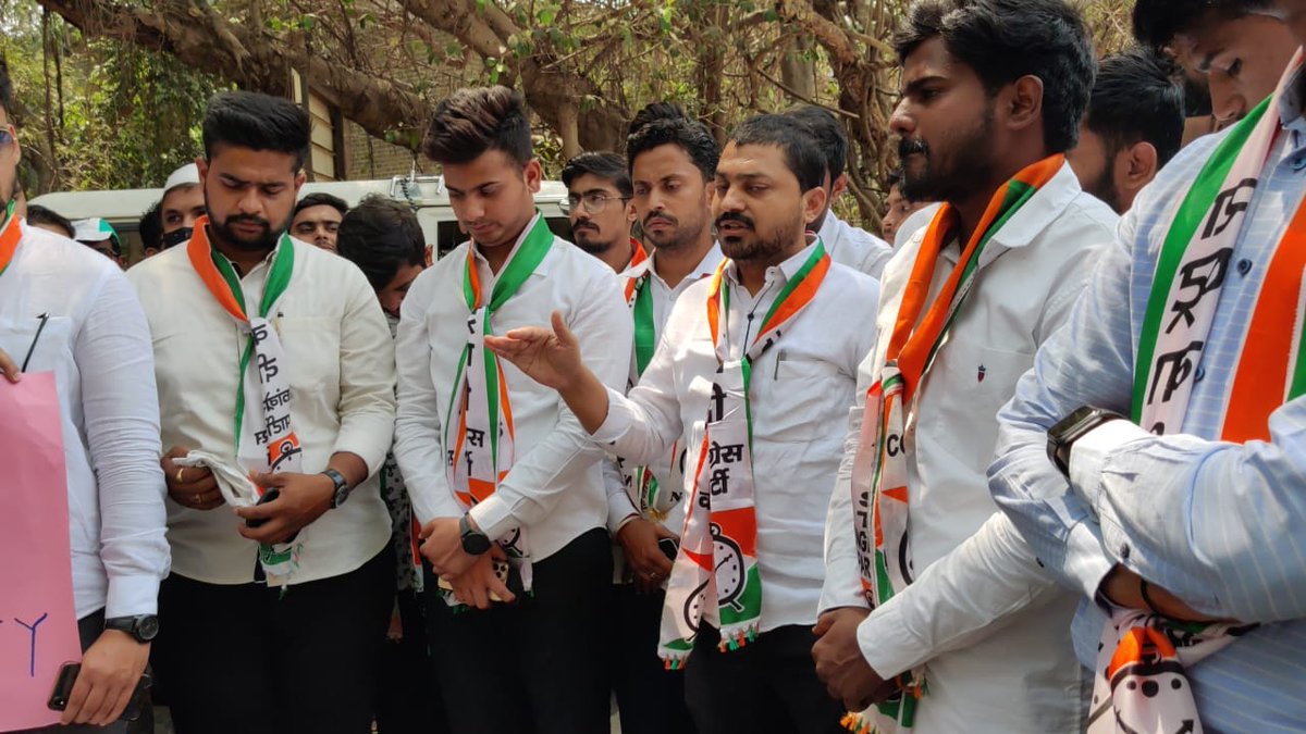 SunilGavhaneNcp's tweet photo. आज राष्ट्रवादी विद्यार्थी काँग्रेसचे पुणे विद्यापीठ अध्यक्ष ओंकार बेनके यांच्या माध्यमातून पुणे विद्यापीठाशी संलग्न असणाऱ्या विद्यार्थ्यांच्या विविध प्रश्नांसंदर्भात विद्यापीठात आंदोलन करण्यात आले. शेवटच्या वर्षांत असणाऱ्या विद्यार्थ्यांच्या परीक्षा online घेण्यात याव्यात https://t.co/GlVQGGkaGE