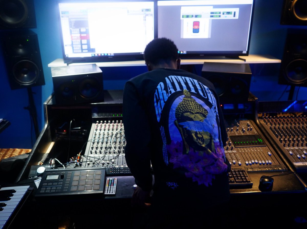 MrSampson's tweet photo. Humility and gratitude go hand in hand... KEEP PUSHING .. Be Encouraged today !! …
📸 @higherelitemedia
#ProdbyRE #betonyourself #studio #musician #Producer #engineer #hiphop
#photography # #photo #producerlife #gratitude #motivation #hiphop #rnbmusic #1924 #collarebianco https://t.co/ad4qe2Qi9G