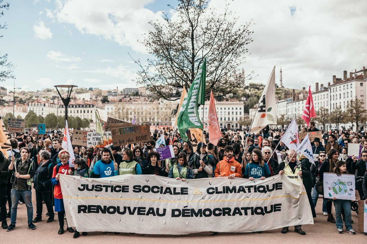 Lyon_Climat's tweet photo. 📣 COMMUNIQUÉ DE PRESSE

60 000 personnes mobilisées en France, plus de 3000 à Lyon ✊ 

La #MarchePourLeFutur marque un nouveau pas dans la construction du monde d’après !

Crédits photo : Mélissa Klaus et Michael Augustin https://t.co/XGL4tbPkUr