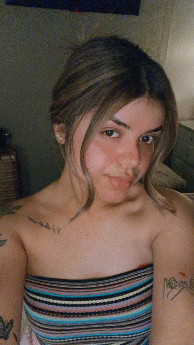 aye_yo_freckle's tweet photo. New hair new lips 👀💓 https://t.co/8HN8xLWCQZ