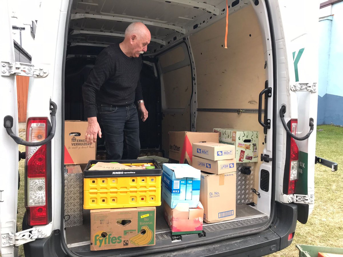 foto's van het uitladen in Piotrków (Midden-Polen). Vanmorgen al zijn de goederen opgehaald door een bus met twee chauffeurs uit Oekraïne. Als het lukt rijden ze naar Charkov, dat heel zwaar geleden heeft onder de Russische terreur. En anders naar Dnipro. Onze donatie is bijna!