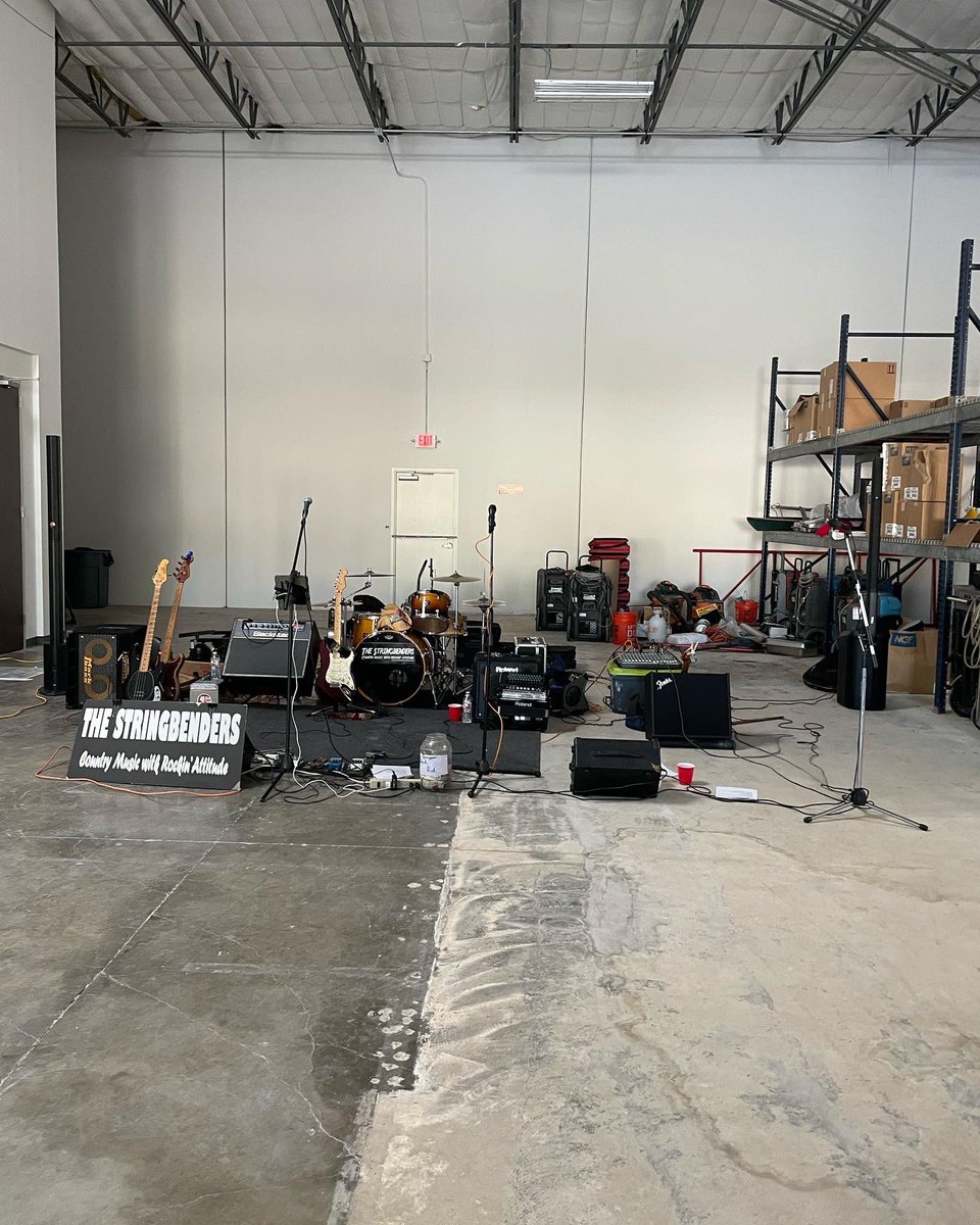 astrojoe888's tweet photo. Some pics from the Thursday night Stringbenders gig private crawfish party. Doing another one today at Cactus Cove! Play them while you can! #SupportLocal #Accordion #HoustonMusicians https://t.co/b9jUjdn4dE