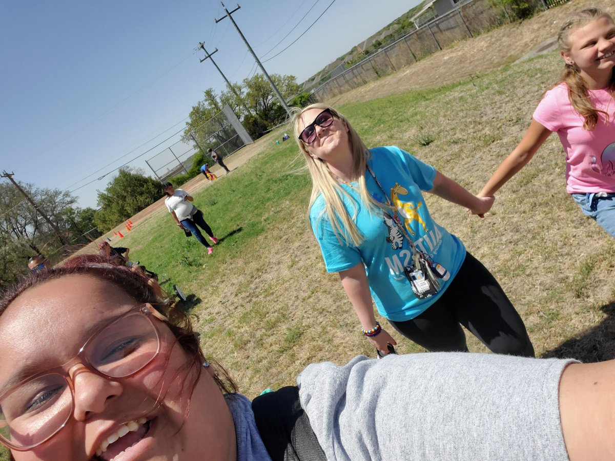 jenna_brown's tweet image. Field day with our 5th grade buddies @NISDLangleyES #lifeinALE #friendship #KindnessMatters @NISDSpecialEd @FlorenciaCanig1 @Miss_Guerra12
