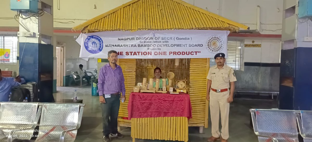 drmngpsecr's tweet photo. Ext'ing d eforts 4 Atmanirbhar Bharat &amp; Vocal 4 local 2 encourage d indigenous artcraft of bambu prod sale at outlets on rly stn.Gondia stn Nag divn SECRly launched 2nd Ph of 1 Stn 1 Pro pilot proj sch wef09.04.22 promoting artisns &amp; h'craftman in asociatn wid Mah.Bamboo Prom.Brd https://t.co/e2dv8uMc2H