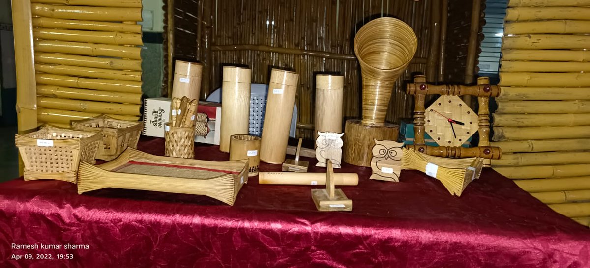 drmngpsecr's tweet photo. Ext'ing d eforts 4 Atmanirbhar Bharat &amp; Vocal 4 local 2 encourage d indigenous artcraft of bambu prod sale at outlets on rly stn.Gondia stn Nag divn SECRly launched 2nd Ph of 1 Stn 1 Pro pilot proj sch wef09.04.22 promoting artisns &amp; h'craftman in asociatn wid Mah.Bamboo Prom.Brd https://t.co/e2dv8uMc2H