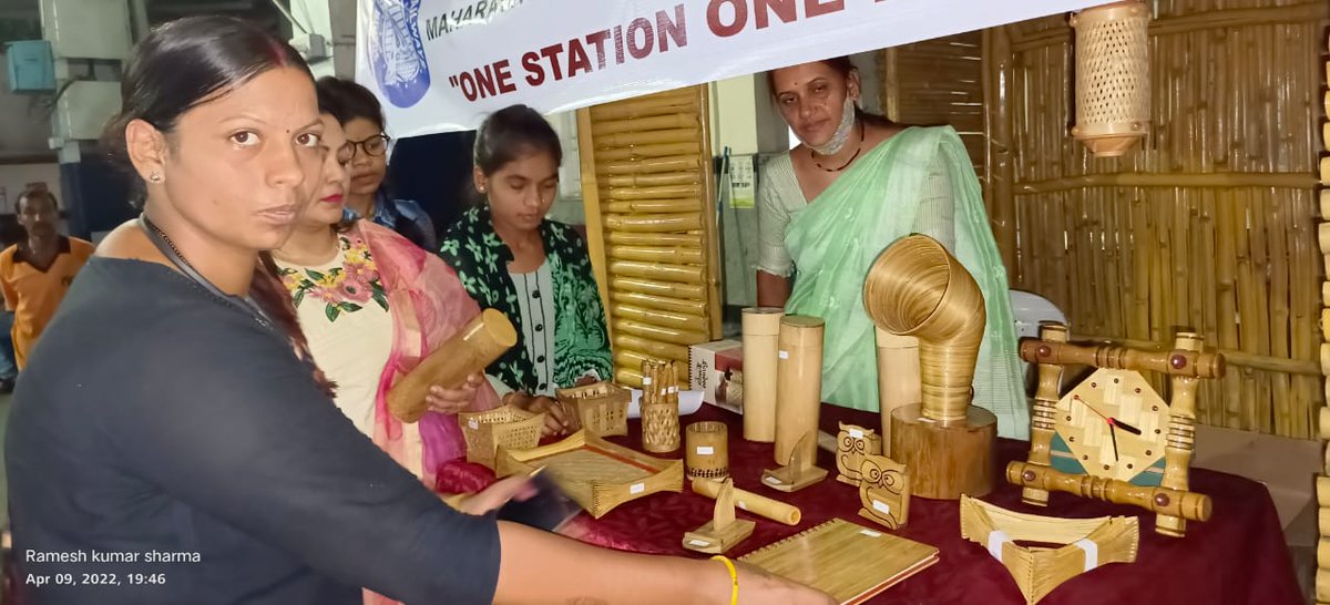 drmngpsecr's tweet photo. Ext'ing d eforts 4 Atmanirbhar Bharat &amp; Vocal 4 local 2 encourage d indigenous artcraft of bambu prod sale at outlets on rly stn.Gondia stn Nag divn SECRly launched 2nd Ph of 1 Stn 1 Pro pilot proj sch wef09.04.22 promoting artisns &amp; h'craftman in asociatn wid Mah.Bamboo Prom.Brd https://t.co/e2dv8uMc2H