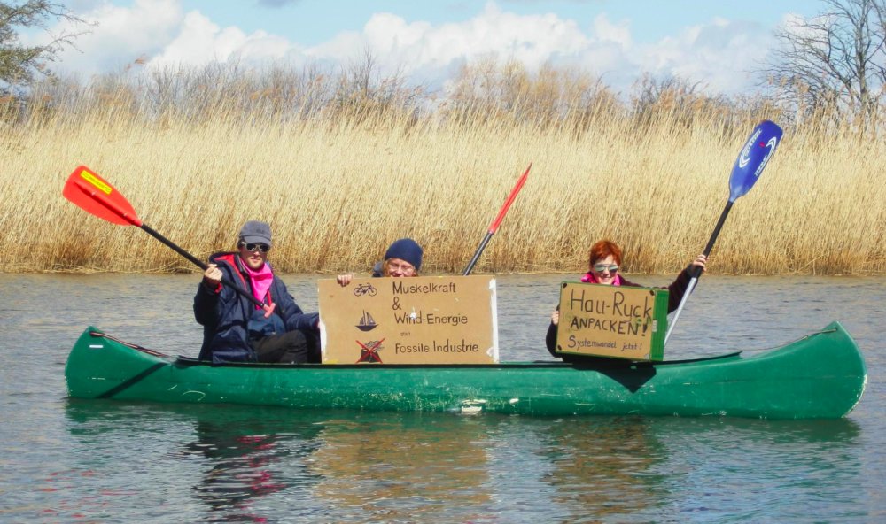 Climate4Justice's tweet photo. #Antreideln heute abgesagt.
#WeisseDüne #Treidelpfad

Wir trauen uns mit den "Erneuerbaren" trotz Sturm auf den #Ryck. #Greifswald 

Gas geben? 🤔 Wir geben lieber Paddel!

"Muskelkraft und Wind-Energie statt Fossile Industrie!"

Erdgas stoppen: aus 🇷🇺 &amp; 🇺🇸!

#NoStream2 #NoLNG https://t.co/hTwS2cPt3e