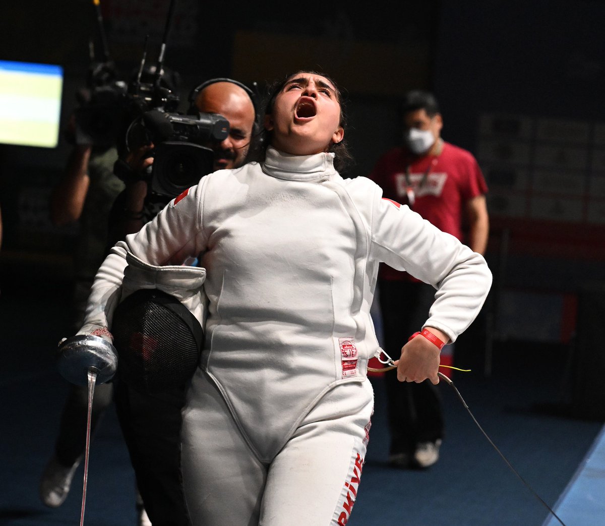 sportstv's tweet photo. Aleyna Ertürk dünya şampiyonu! 🏆

Eskrim Gençler ve Yıldızlar Dünya Şampiyonası'nda, Anna Maksymenko'yu finalde 15-11 yenen milli sporcumuz yıldız kadınlar epe kategorisinde altın madalyayı kazandı! 🥇🤺 https://t.co/4HqAuXSE0t