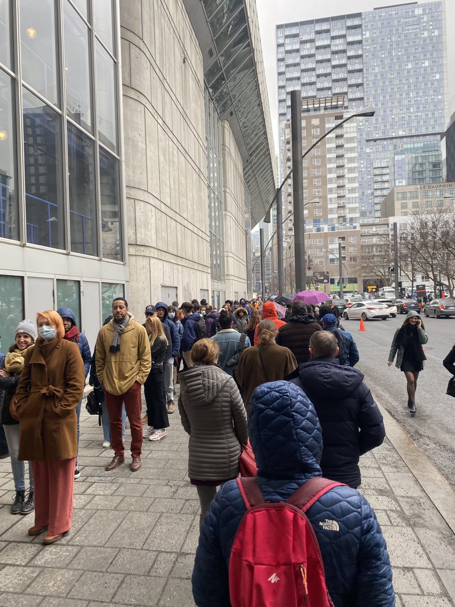 La file « infinie »  pour les présidentielles françaises au palais des congrès. 

⁦#elections #france #mtl