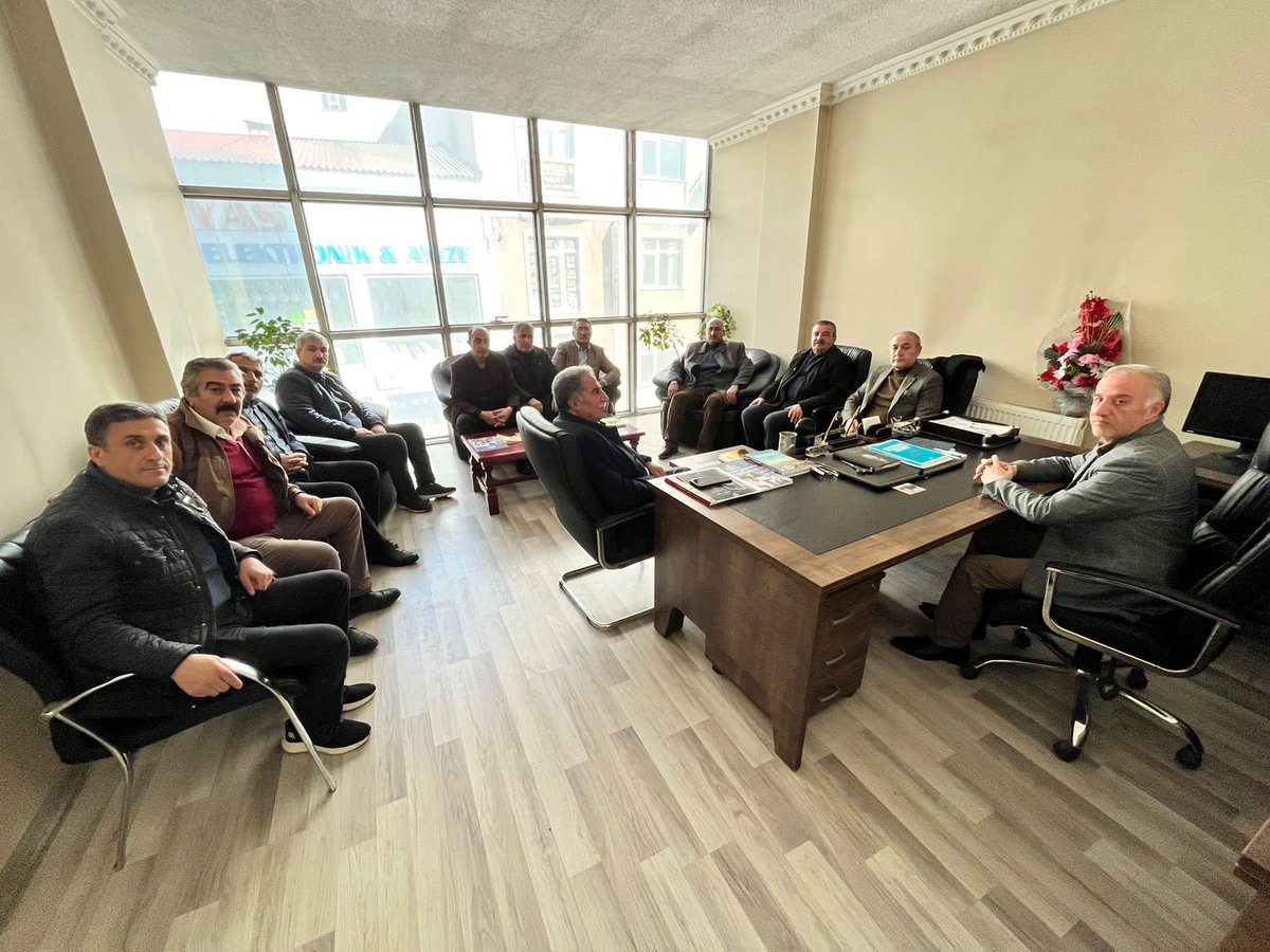 akpartiagrii's tweet photo. 📍MERKEZ

İl başkanımız @haliloz04 , yönetim kurulu üyelerimiz ile beraber STK ziyaretleri kapsamında Ağrı Kızılay Bşk. @OrhanTatli ’yı, Ağrı Ensar Vakfı Bşk. @Muratsamsam04 ‘ı ve Ağrı Muhtarlar Dernek Bşk. Mehmet DEMİR’i ziyaret etti. https://t.co/RJBT9WWxoS