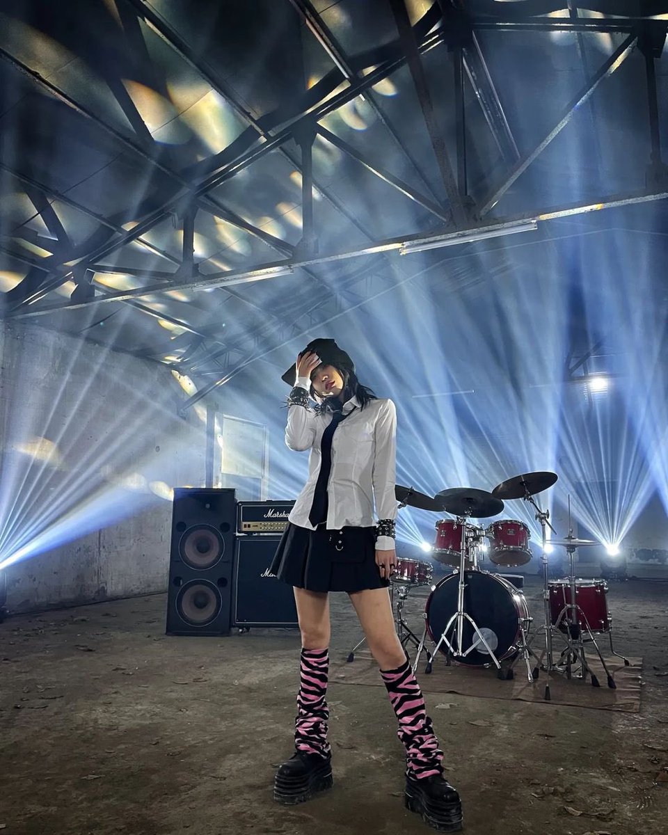 2yeonpic's tweet photo. she is a ROCKSTAR. https://t.co/gXxe8xlJe6