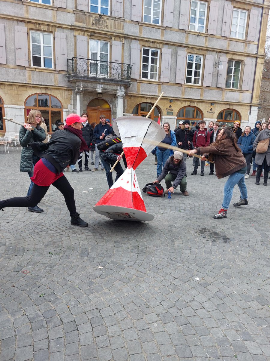 VPOD_Schweiz's tweet photo. Neuchâtel (rock city) défonce le temps de travail #grevepourlavrnir #Strikeforfuture https://t.co/u9ihNtv7yd