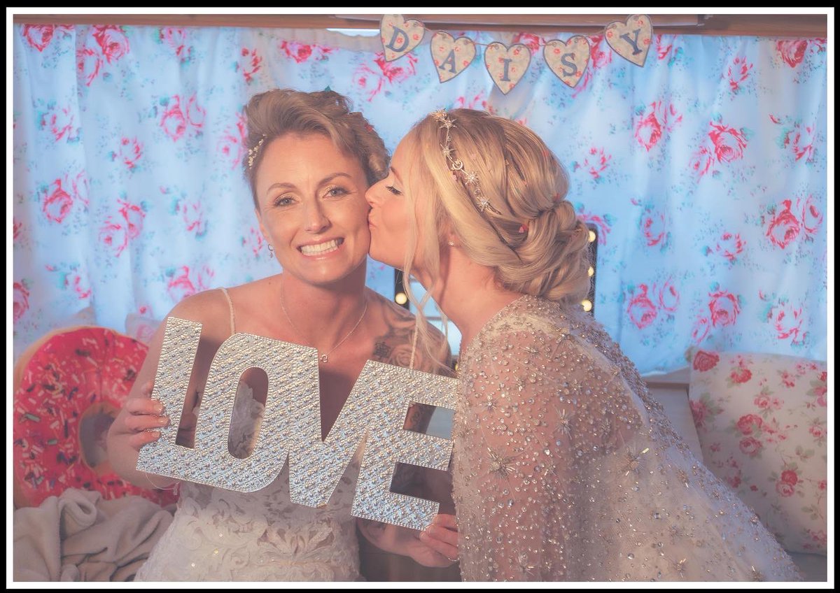 daisycaravan's tweet photo. Thinking back to last weekend and the great time we had with this fab couple and their family and guests! ❤️ @ChilliBarn #yorkshirewedding #vintagewedding #photobooth #photoboothhire #weddingplanning https://t.co/YH4HB02iRl
