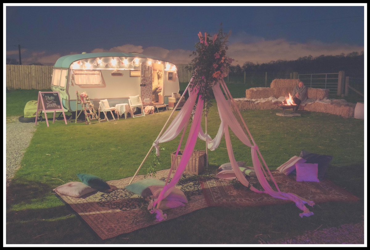 daisycaravan's tweet photo. Thinking back to last weekend and the great time we had with this fab couple and their family and guests! ❤️ @ChilliBarn #yorkshirewedding #vintagewedding #photobooth #photoboothhire #weddingplanning https://t.co/YH4HB02iRl