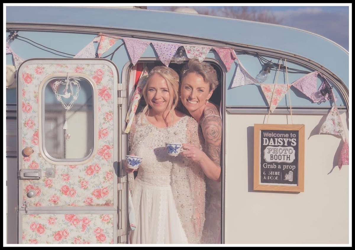 daisycaravan's tweet photo. Thinking back to last weekend and the great time we had with this fab couple and their family and guests! ❤️ @ChilliBarn #yorkshirewedding #vintagewedding #photobooth #photoboothhire #weddingplanning https://t.co/YH4HB02iRl