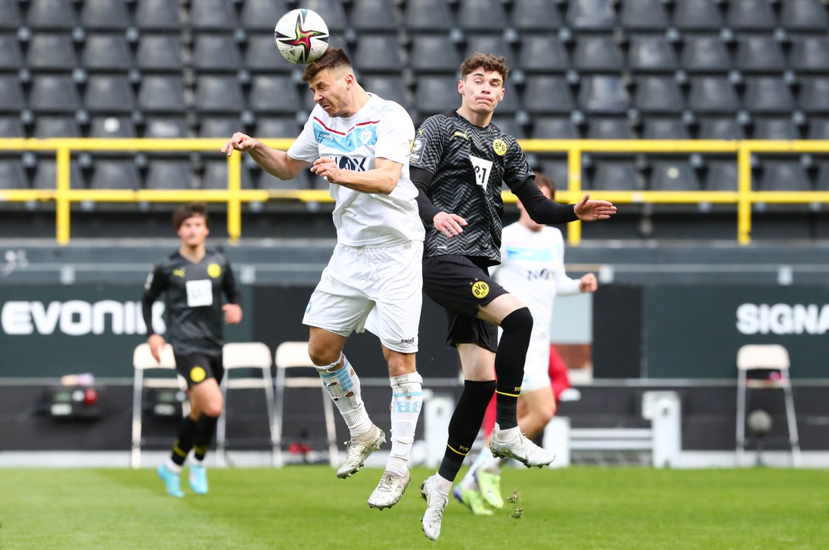 schwatzgelbde's tweet photo. Einmal nicht richtig aufgepasst und schon 0:1 verloren. So ging es heute der #BVBU23 in einer zerfahrenen Partie im #Westfalenstadion gegen #ViktoriaBerlin. Hier sind unsere 📸 zu #BVBBLN. #BVB #BVBII #BVBIIBLN #BVBU23BLN https://t.co/p2gLlpN1nP