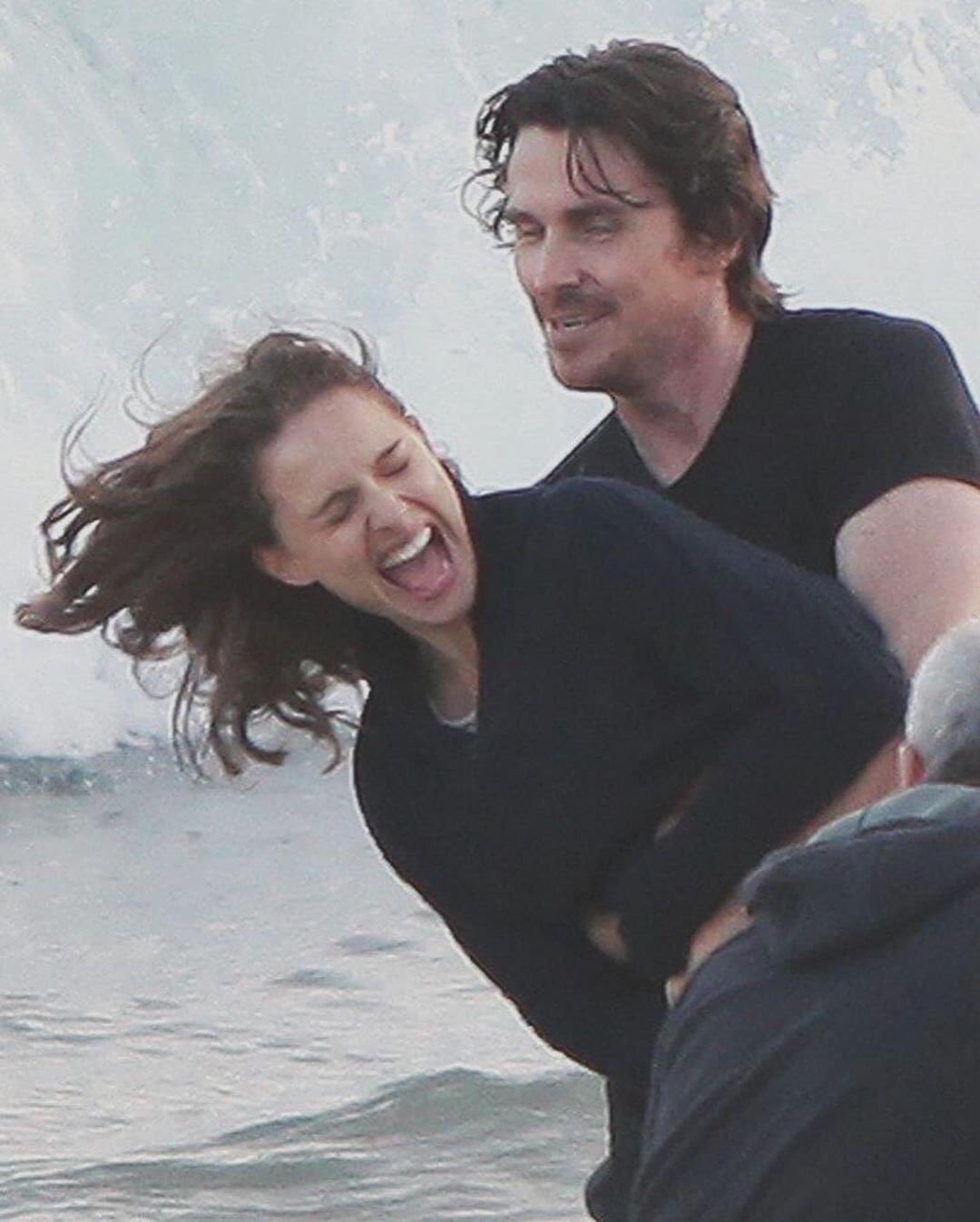 Кристиан бейл рыцарь кубков. Кристиан бейл и натали портман. Кристиан бейл и натали портман рыцарь кубков. Кристиан бейл и натали портман рыцарь кубков. Кристиан бейл и натали портман.