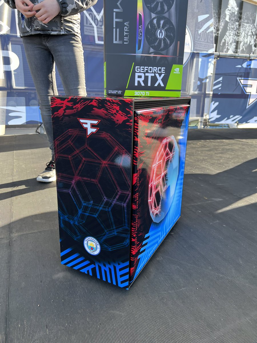 Vietnamews's tweet photo. Holy shit.. this thing is nuts. Who wants it? 🥴 https://t.co/kCEw6DASRy