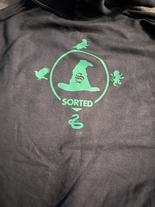 I made myself a hoodie 🥺❤️ https://t.co/DoRFMNa60B<a href="/tag/newprofilepic"class="tags"><span>#newprofilepic</span></a>